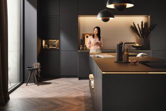 Kuchnia z wykorzystaniem laminatu szklanego RAUVISIO crystal deep z oferty Rehau w kolorze Galassia