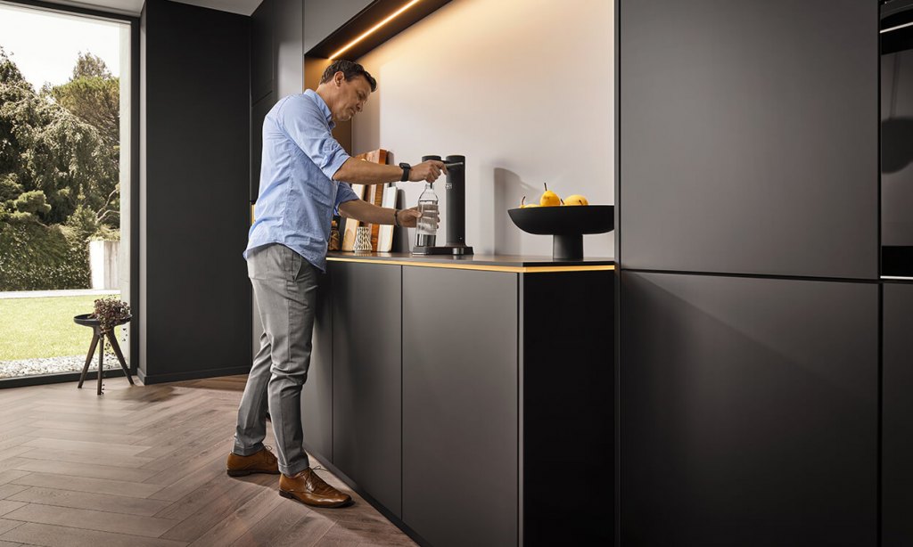 Kuchnia z wykorzystaniem laminatu szklanego RAUVISIO crystal deep z oferty Rehau w kolorze Galassia