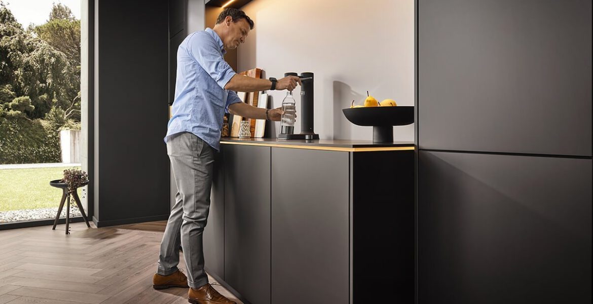 Kuchnia z wykorzystaniem laminatu szklanego RAUVISIO crystal deep z oferty Rehau w kolorze Galassia