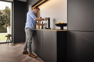 Kuchnia z wykorzystaniem laminatu szklanego RAUVISIO crystal deep z oferty Rehau w kolorze Galassia