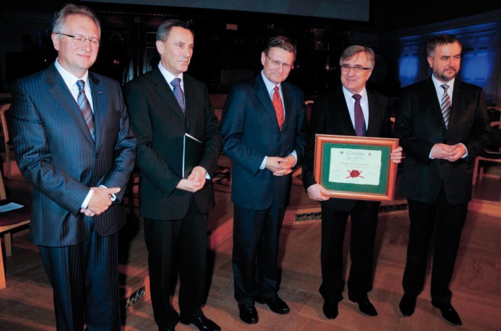 Ryszard Balcerkiewicz (drugi z prawej) z Leszkiem Balcerowiczem podczas wręczenia certyfikatu „Wielkopolski Przedsiębiorca XX-lecia 1990-2010”.