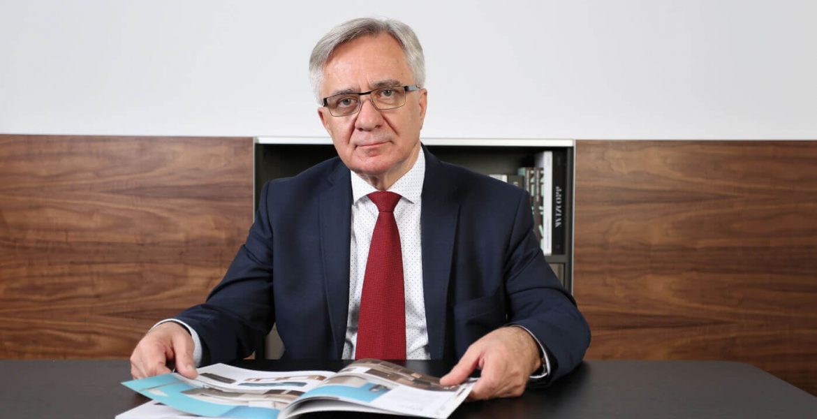 Ryszard Balcerkiewicz w swoim gabinecie w Noti, 2015 r.