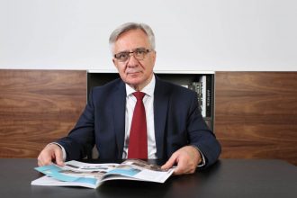 Ryszard Balcerkiewicz w swoim gabinecie w Noti, 2015 r.