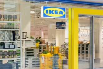 Sklep IKEA od wejścia. Miesięcznik i portal branży meblarskiej BIZNES.meble.pl.