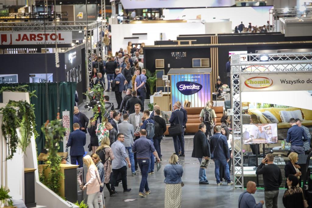 Tłumy gości na targach MEBLE POLSKA 2022. Miesięcznik i portal branży meblarskiej BIZNES.meble.pl.