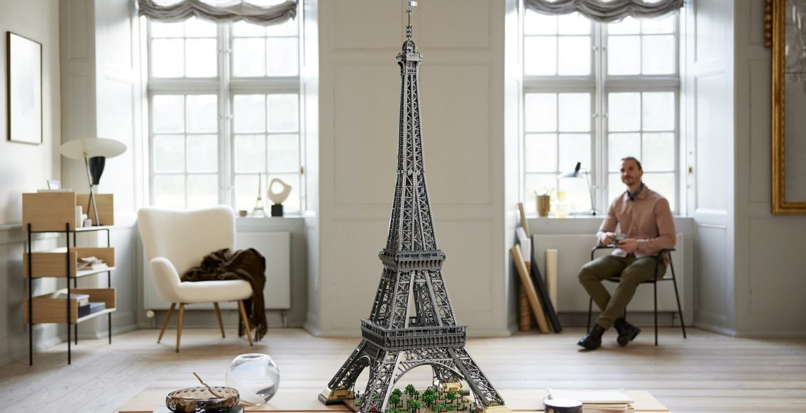 Zestaw klocków LEGO Wieża Eiffla. Miesięcznik i portal BIZNES.meble.pl.