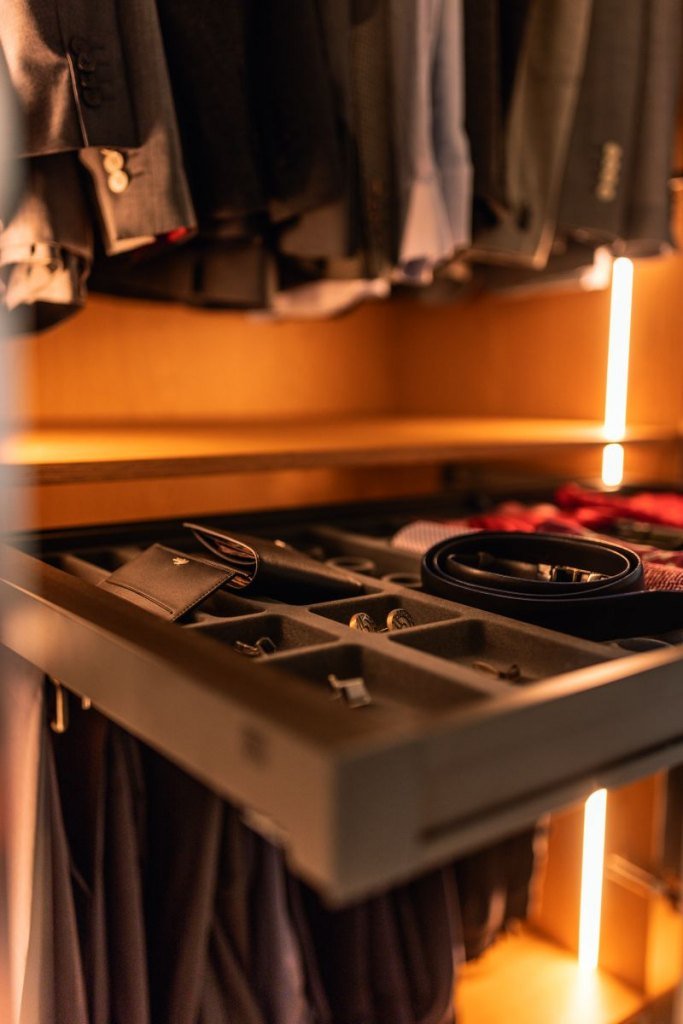 Häfele Discoveries - Loox LED - oświetlenie do garderoby - miesięcznik i portal informacyjny branży meblarskiej biznes.meble.pl