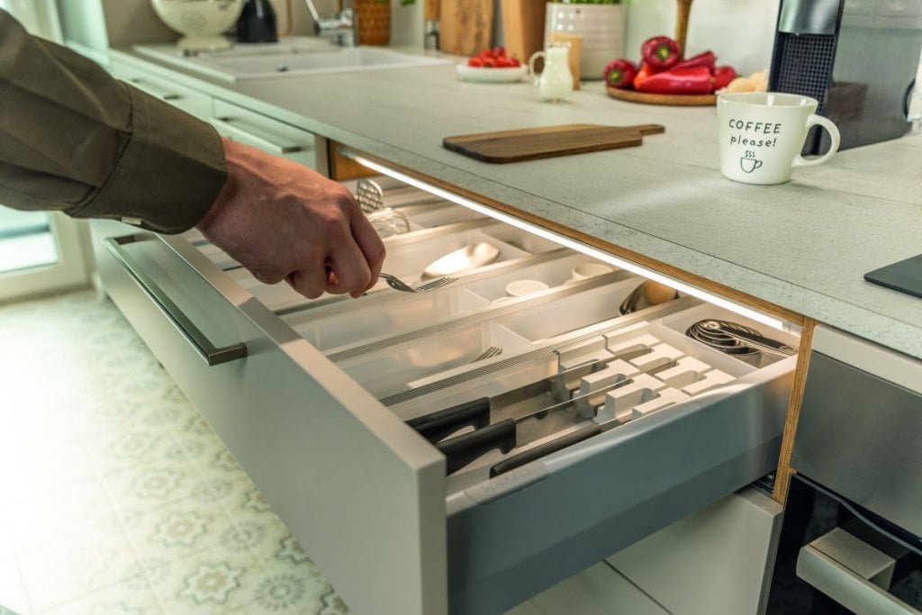 Häfele Discoveries - Loox LED - oświetlenie do szuflad kuchennych - miesięcznik i portal informacyjny branży meblarskiej biznes.meble.pl