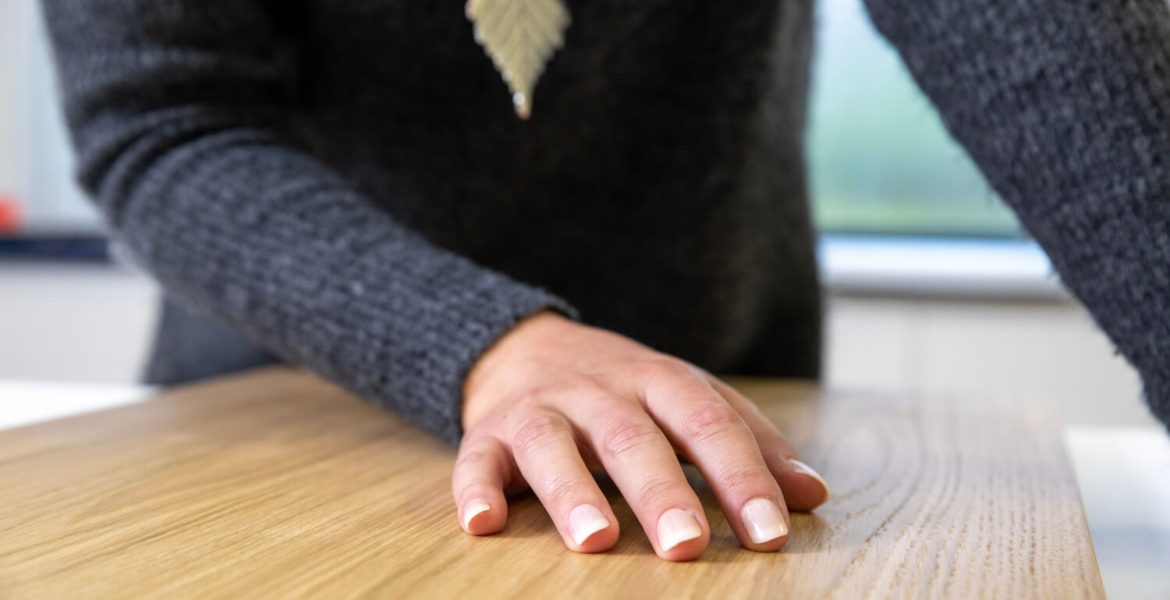 Trwały lakier Adler na powierzchni blatu drewnianego.