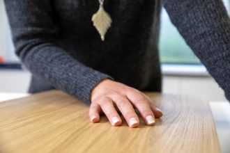 Trwały lakier Adler na powierzchni blatu drewnianego.