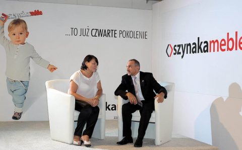 Alina i Jan Szynaka podczas Targów Partnerskich Szynaka Meble, w tle wnuk Antoś, Iława, 2013 r.