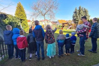 Beata i Bogdan Byczek z Dziećmi RDD Przystań Tęczowe Promyki.