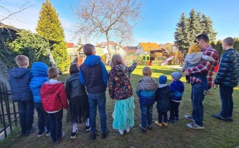 Beata i Bogdan Byczek z Dziećmi RDD Przystań Tęczowe Promyki.