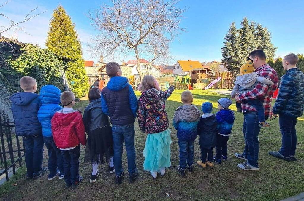 Beata i Bogdan Byczek z Dziećmi RDD Przystań Tęczowe Promyki.