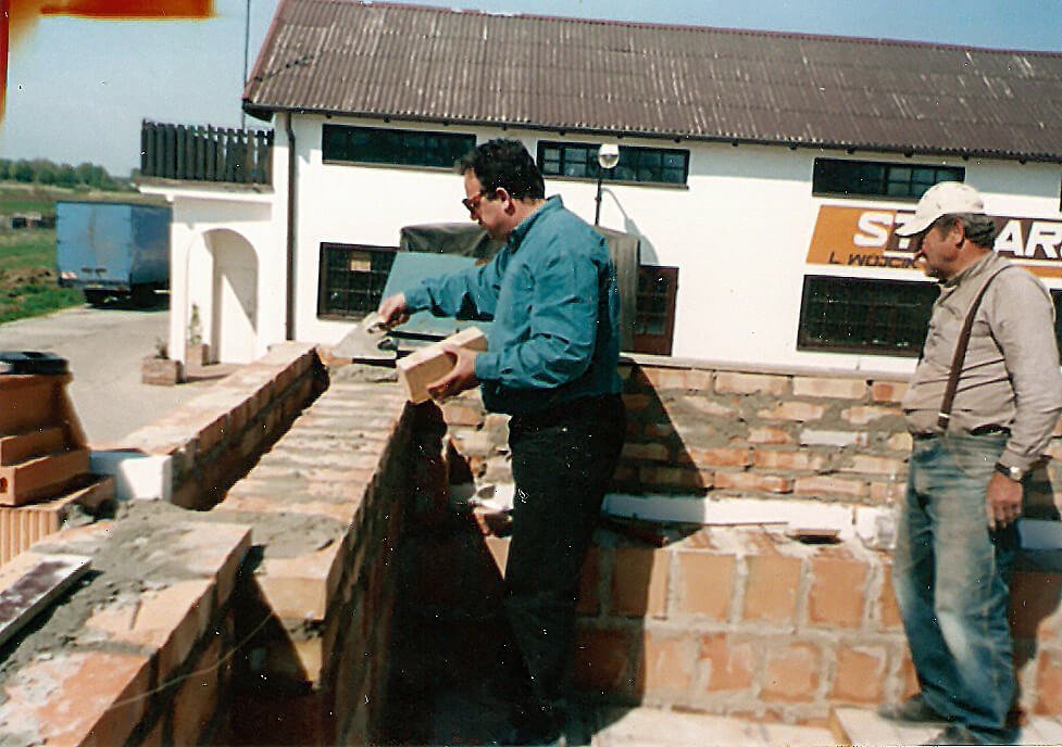 Budowa domu mieszkalnego koło warsztatu stolarskiego Leszek Wójcik oraz wykonawca – Mieczysław Żak, 1996 r.