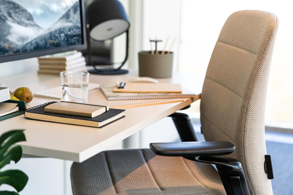 „Capella” to fotel obrotowy Kinnarps, który zaprojektowano w taki sposób, by w trakcie siedzenia zachęcał do poruszania się.