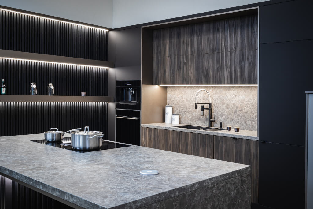 „CookTopMF” to usługa oferowana przez Manufakturę Łomża polegająca na licowaniu płyty grzewczej na równi z blatem.