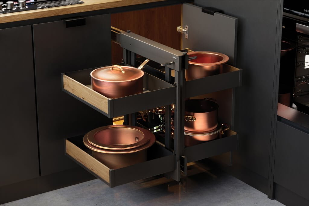 „Corner Comfort” z linii Maxima Puro firmy Rejs pozwala na pełne i zaskakująco wygodne wykorzystanie przestrzeni najpojemniejszej, ale trudno dostępnej szafki narożnej.