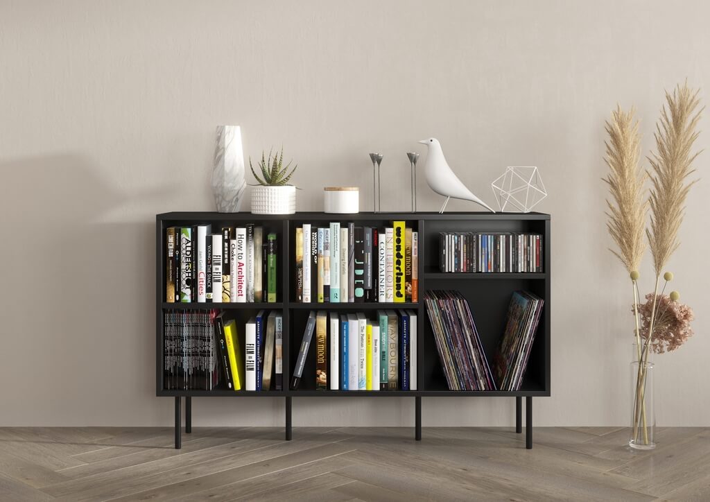 Czarny regał „Mirka” marki Dancan z oferty Onemaret.eu to funkcjonalny mebel, wyposażony w sześć otwartych półek, których wysokości można regulować w zależności od potrzeb.