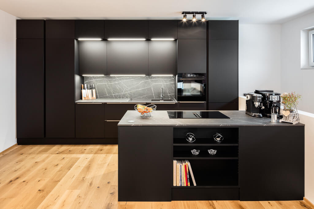 Aranżacja Egger: połączenie czerni ze strukturami drewna lub w wersji mat jako akcent.