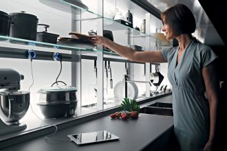 Fasada kuchni wykonana jest w całości ze szkła, szlachetnego, wytrzymałego i ekologicznego materiału.