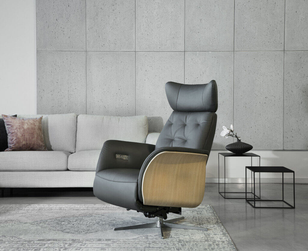 Fotel „Adrano” marki Livingroom, dostępnej w Galerii Wnętrz Domar, umożliwia wybór pikowanego oparcia oraz podłokietnika z drewnianą nakładką.