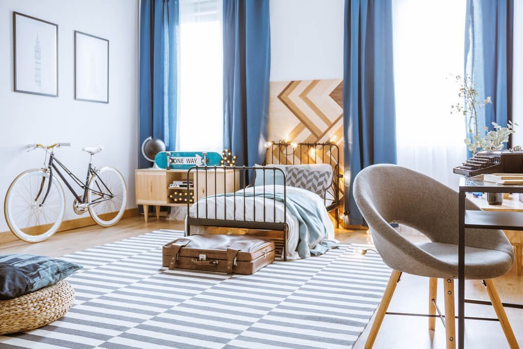 Kolorem ścian, który pozwoli swobodnie zrealizować różne pomysły aranżacyjne młodego człowieka, będzie delikatny odcień szarości Infinity z palety Beckers Designer Collection.