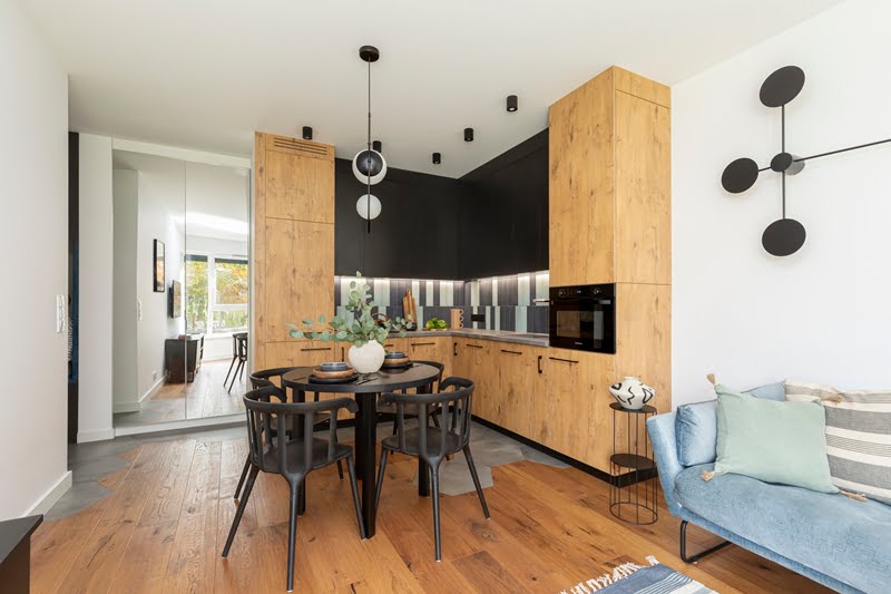 Loftowa kuchnia i część wypoczynkowa strefy dziennej. Fot. Pion Poziom.