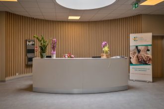 Lada recepcyjna firmy Tobo w Hospicjum Proroka Eliasza w Makówce.