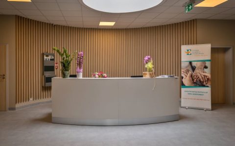 Lada recepcyjna firmy Tobo w Hospicjum Proroka Eliasza w Makówce.