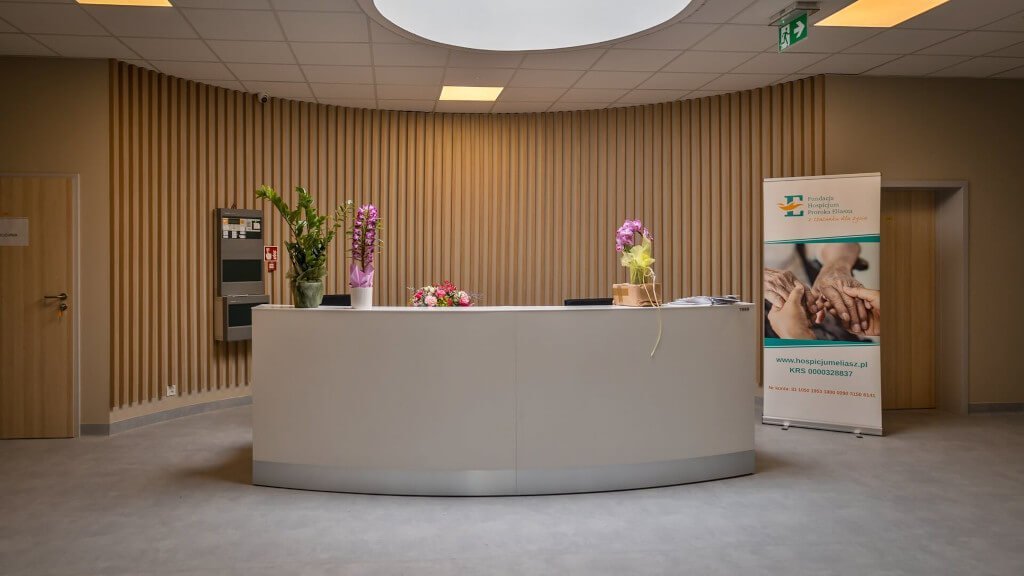 Lada recepcyjna firmy Tobo w Hospicjum Proroka Eliasza w Makówce.