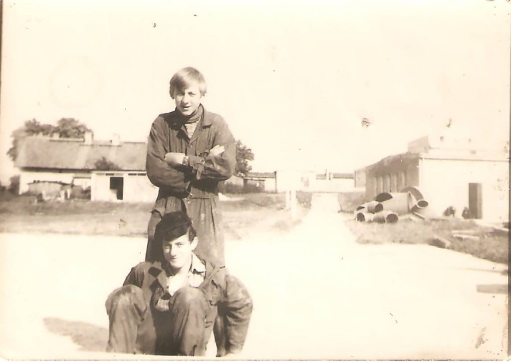 Leszek Wójcik podczas przerwy w zajęciach w szkole zawodowej w Morągu, 1971-1974.