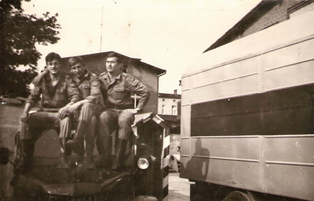 Służba wojskowa w Kwidzyniu – w mundurach polowych (Leszek Wójcik – po lewej), 1976-1978.