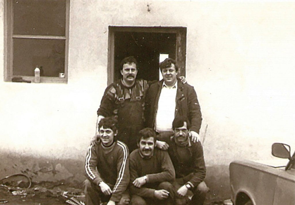Przed budynkiem stolarni przy ul. Żuławskiej w Elblągu (Leszek Wójcik – stoi po lewej), 1984 r.