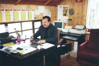 Leszek Wójcik w swoim drugim gabinecie w firmie Stolpłyt, druga połowa lat 90.