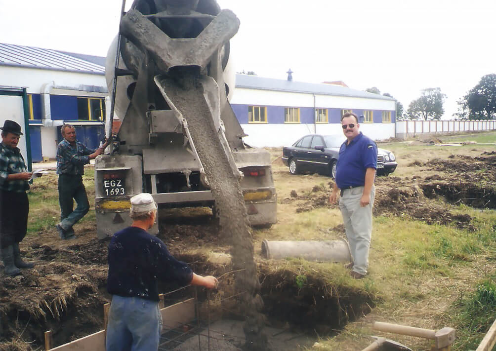 Leszek Wójcik (z prawej). Fundamenty pod następne hale produkcyjne, 2002 r.
