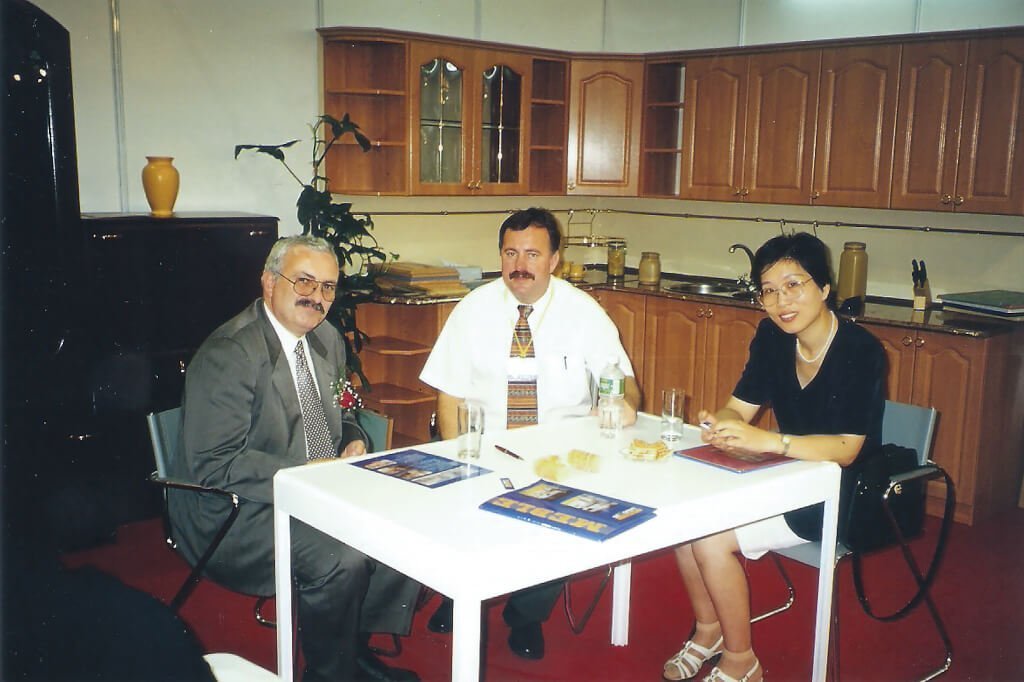 Leszek Wójcik z Radcą Handlowym Ambasady RP oraz przedstawicielką strony chińskiej na targach meblowych w Szanghaju (Chiny), 1998 r.