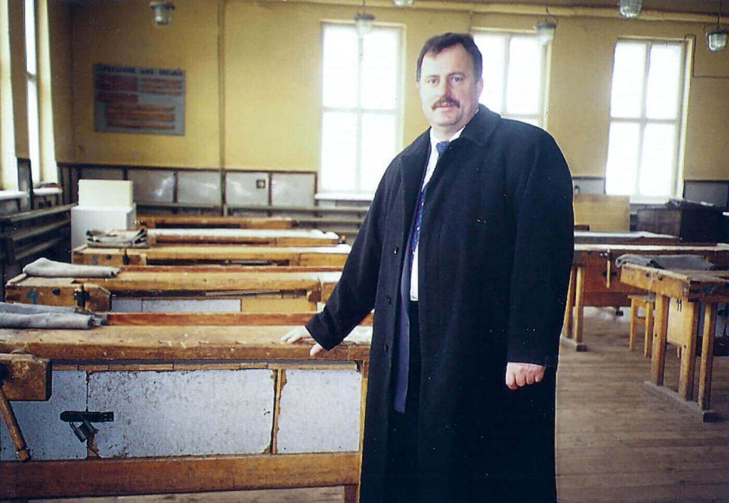 Leszek Wójcik z wizytą w Szkole Zawodowej w Morągu, sala warsztatów szkolnych, 2003 r.