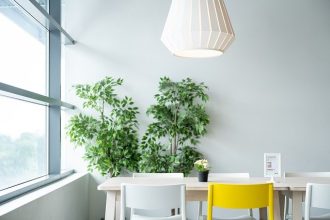 Żółte i białe krzesła do jadalni przy białym stole