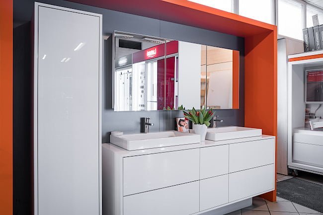 Łazienka w białej płycie meblowej.