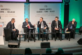 Od lewej: Marek Hryniewicki (BIZNES.meble.pl), Mirosław Wolski (Schattdecor), Maciej Karnicki (Swiss Krono), Marcin Barański (Vox) i prof. Jerzy Hausner.