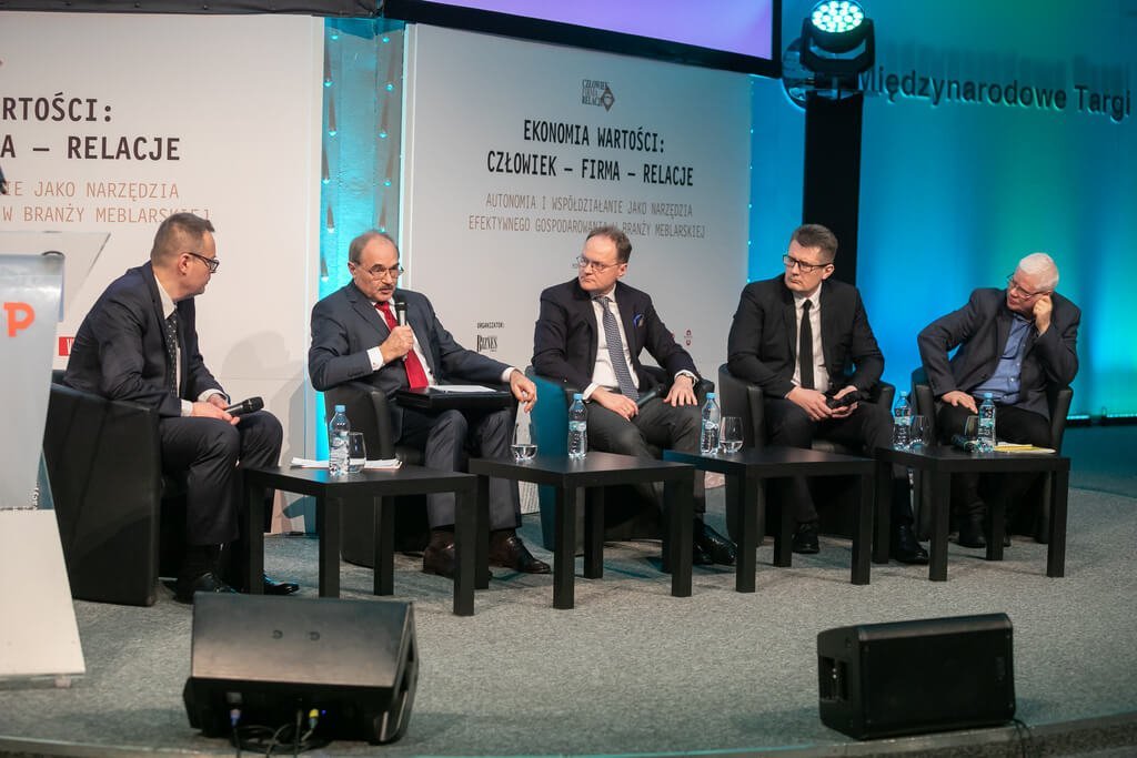 Od lewej: Marek Hryniewicki (BIZNES.meble.pl), Mirosław Wolski (Schattdecor), Maciej Karnicki (Swiss Krono), Marcin Barański (Vox) i prof. Jerzy Hausner.