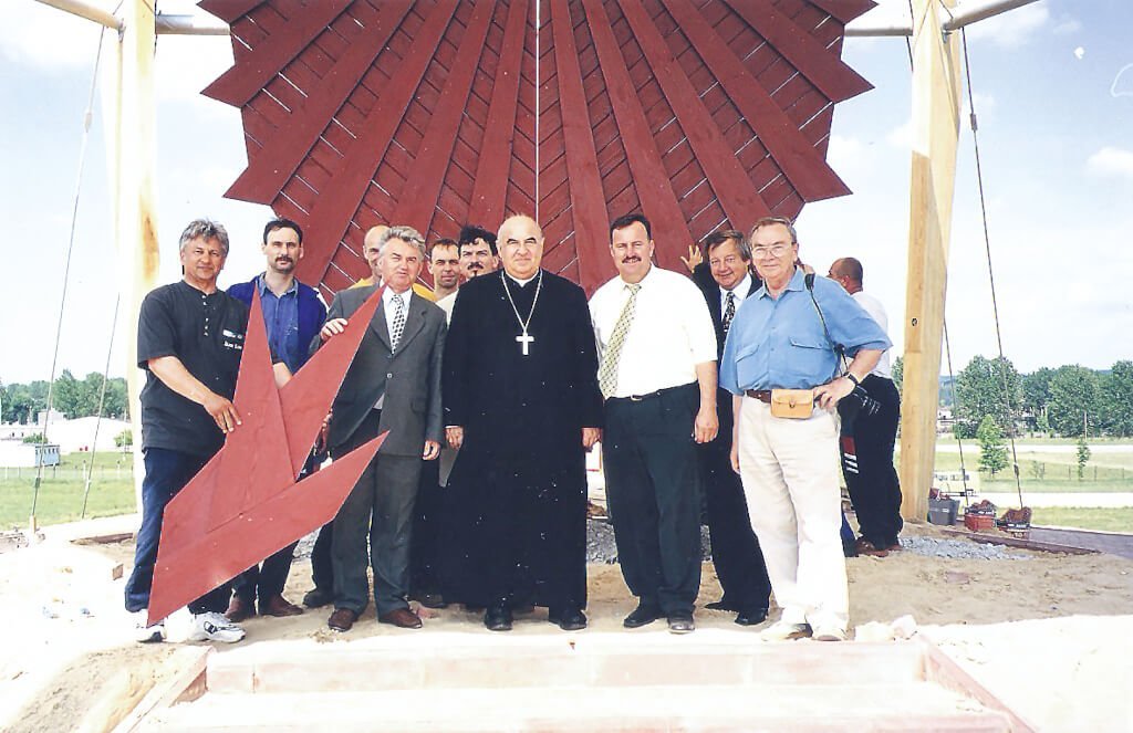 Na lotnisku w Elblągu, na którym Jan Paweł II odprawił mszę (Leszek Wójcik – trzeci z lewej), 1999 r.