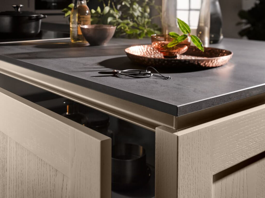 Sposób otwierania szafek w kuchniach poprzez metalowy profil podchwytowy w korpusie szafki. Jest to nie tyle łatwe ale też bardzo funkcjonalne bo chwytami za tył frontu i nie łamiemy paznokci. Oferta: P3Studio kuchnia i wnętrze.