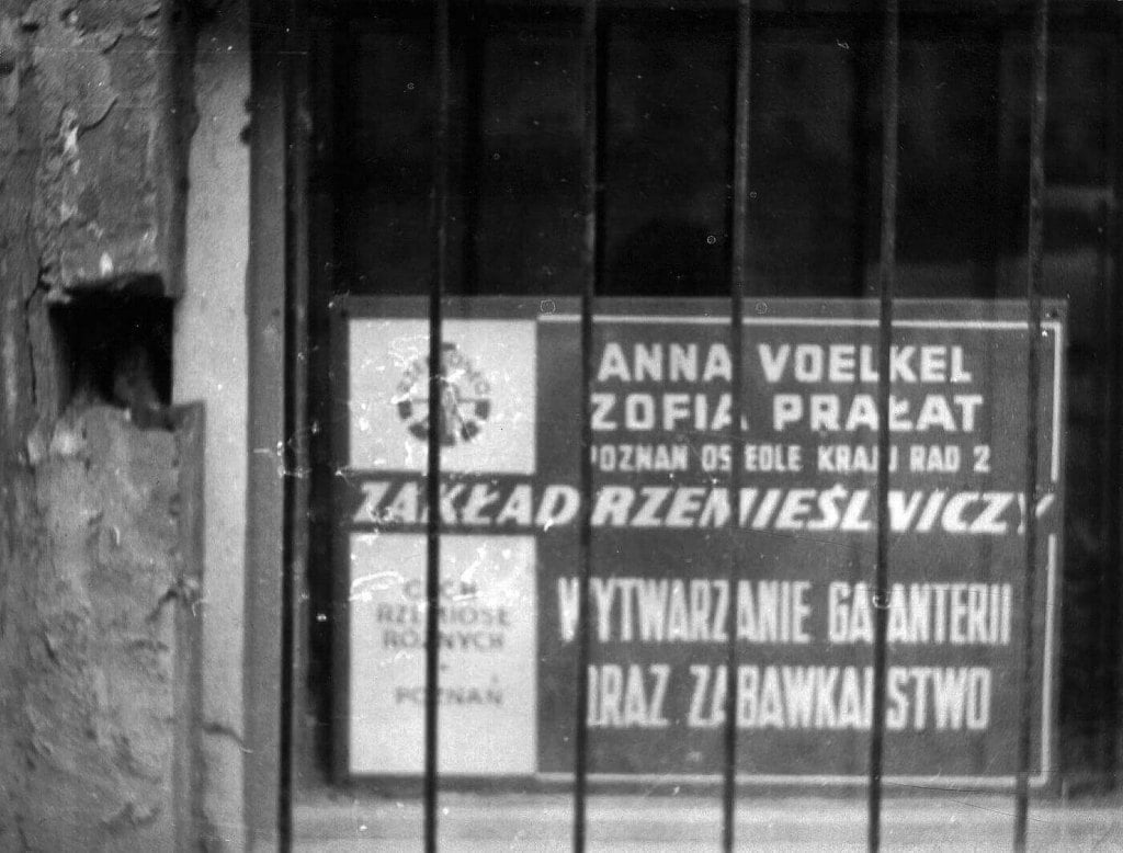 Szyld zakładu rzemieślniczego Piotra Voelkela, 1979 r.