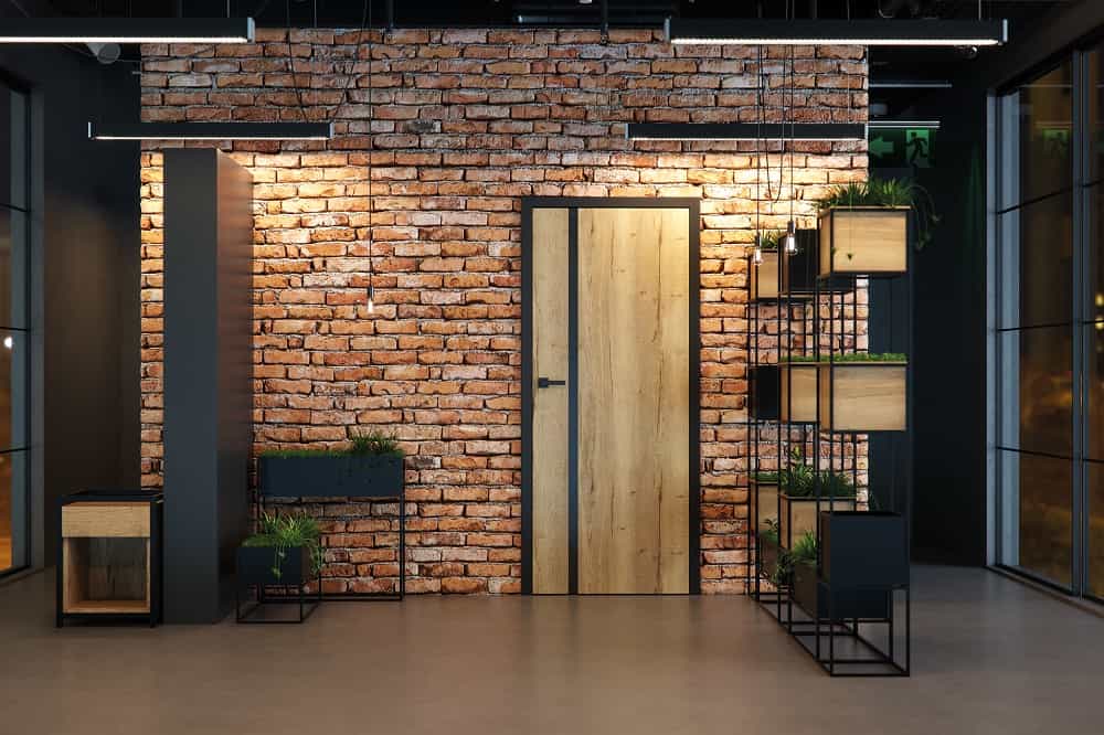Porta drzwi Loft - w kolorze Halifax naturalny na ścianie z cegieł - miesięcznik i portal informacyjny branży meblarskiej biznes.meble.pl
