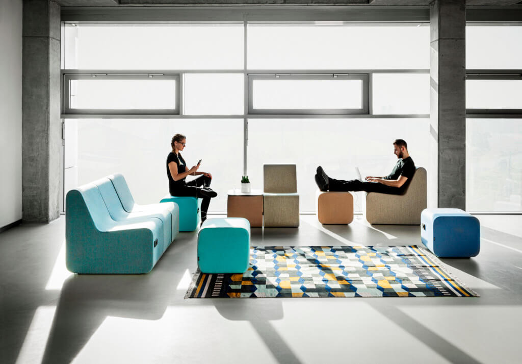 „Vank_Celoo” to pufy z mediaportami do aranżacji różnorodnych układów funkcjonalnych.