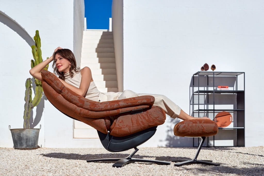 „Re-Vive” marki Natuzzi z salonu Interno Italiano dostępnego na terenie wrocławskiej Galerii Wnętrz Domar, to nowoczesny fotel najnowszej generacji.