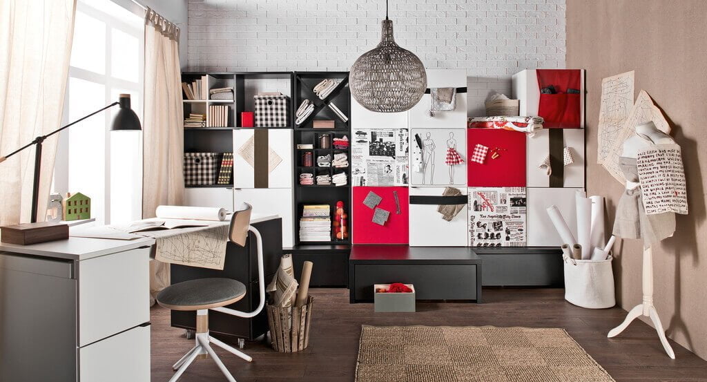 Regał z podestem z kolekcji „Young” marki Meble VOX dostępnej w Galerii Wnętrz Domar z 8 półkami i szufladą pomieści odzież, książki, zabawki i wiele innych przedmiotów.