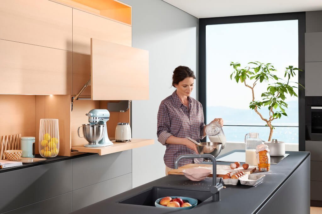 W aranżowaniu ergonomicznych kuchni pomocne są rozwiązania firmy Blum.